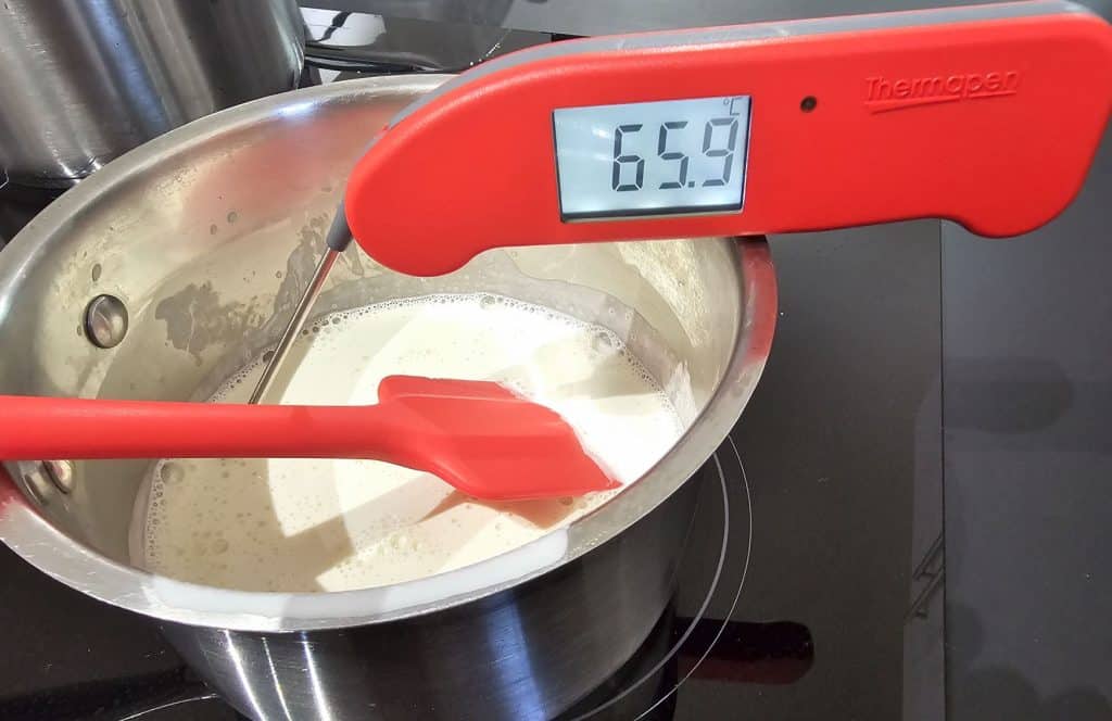crème anglaise avec un thermomètre de cuisson